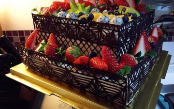 巧克力围边水果蛋糕，巧克力水果蛋糕